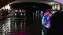Kendaraan hias melintasi bawah jembatan selama parade Hari Sungai Mati di San Antonio, Texas, Amerika Serikat, 29 Oktober 2021. Warga berkumpul untuk merayakan, memperingati, dan mengenang orang-orang terkasih yang telah meninggal untuk Día de los Muertos tahun ini. (Brandon Bell/Getty Images/AFP)