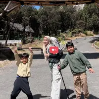 Ririe Fairus ajak kedua anaknya naik gunung Papandayan. (Foto: Isntagram Stories/ririe_fairus)