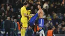 Pemain Chelsea, Pedro (kanan) menukar Jerseynya dengan kiper Porto, Iker Casillas pada lanjutan Liga Champions leg kedua grup G di Stadion Stamford Bridge, London, Kamis (10/12/2015) dini hari WIB. (AFP Photo/Glyn Kirk)