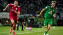 Pemain Persija Jakarta, Kerim Memija, beradu sprint dengan pemain Persebaya Surabaya, Diogo Sa Ramalho, untuk menguasai bola pada laga Grup B Piala Presiden 2026 di Stadion Gelora Bung Tomo, Surabaya, Minggu (26/7/2026) malam. Persebaya berhasil mengamankan tiga poin setelah menang tipis 1-0 melalui gol bunuh diri Radovan Pankov pada menit ke-64. (Bola.com/Wahyu Pratama)
