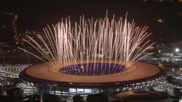 Kembang api terpancar dari Stadion Maracana saat pembukaan Olimpiade Rio 2016 di Rio de Janeiro, (AP Photo/Felipe Dana)