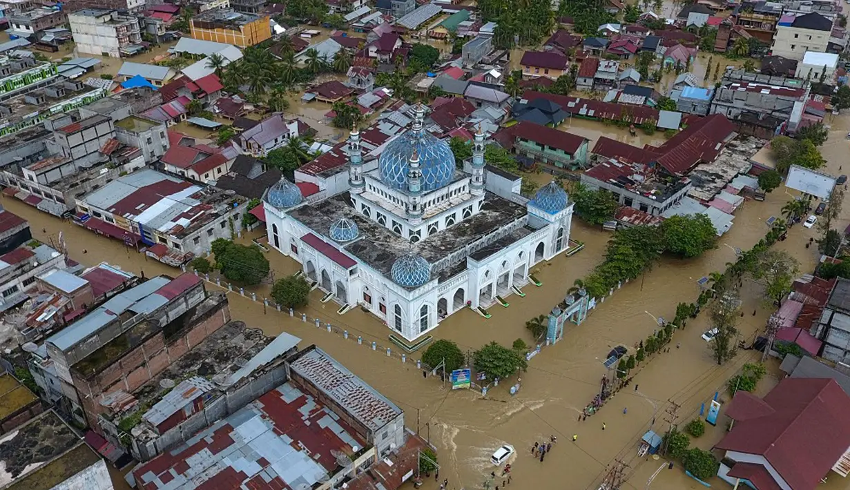 Foto udara menunjukkan bangunan, termasuk masjid, terendam banjir di Lhoksukon, Aceh Utara, Aceh, 3 Januari 2022. Banjir besar melanda Aceh Utara menyusul hujan deras di wilayah tersebut. (ZIKRI MAULANA/AFP)