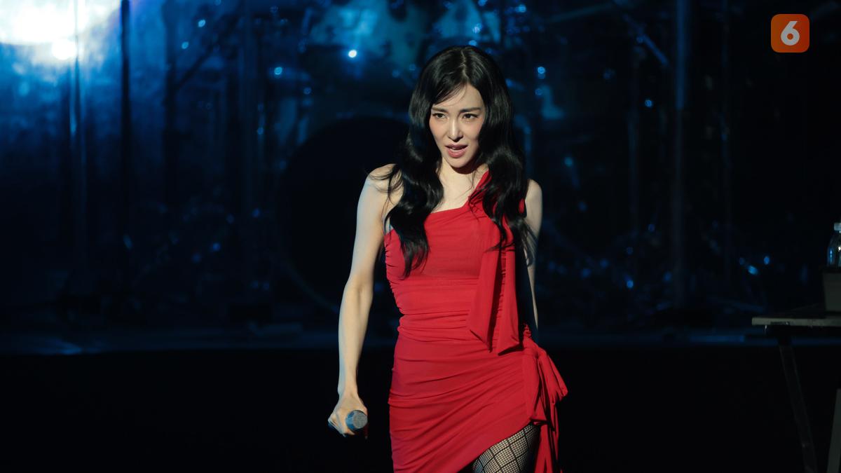 Tiffany Young Sapa Penggemar di Konser Edge of Calm Jakarta