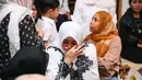 Gurat kesedihan sang istri saat suami yang telah memberikan tiga orang anak itu dipanggil oleh Yang Maha Kuasa. (Nurwahyunan/Bintang.com)
