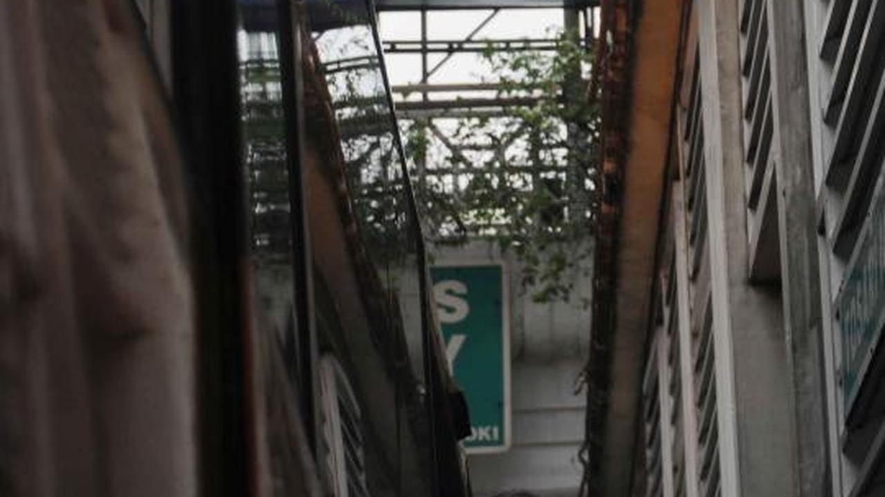 Spanduk Natal hiasi jembatan penyeberangan Tosari 