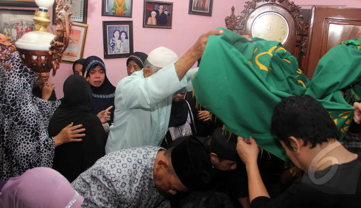 Jenazah almarhumah Mpok Nori saat akan dimasukkan ke dalam keranda jenazah, Jakarta, Jumat (3/4/2015). Rencananya Mpok Nori akan disalatkan di masjid dekat rumahnya. (Liputan6.com/Helmi Afandi)