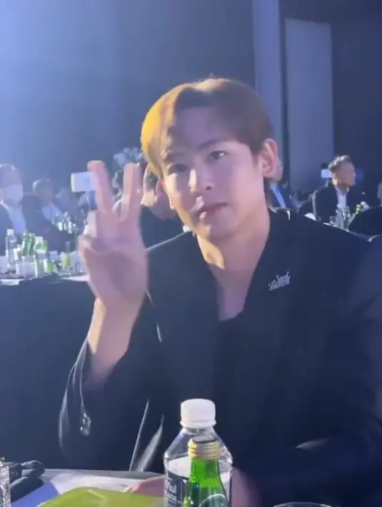 <p>Terakhir, Sultan Andara menghadiri acara bersama Nichkhun 2PM di Korea Selatan. Nichkhun juga ingin diajak main ke Andara. (Sumber: Instagram/raffinagita1717)</p>