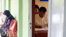  Seorang kerabat menunggu keluarganya  saat mengikuti ujian kesetaraan Paket C di SMPN 15 Yogyakarta, Senin (4/4). Sebanyak 447 peserta mengikuti ujian akhir untuk mendapatkan ijazah setingkat SMA. (Liputan6.com/Boy Harjanto)