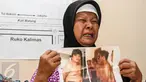 Ibunda korban salah tangkap, Nani menunjukan foto korban salah tangkap bernama didit saat konferensi pers di Gedung LBH, Jakarta, (3/1). Keluarga korban meminta kepada pihak Kepolisian untuk membebaskan terdakwa Didit. (Liputan6.com/Faizal Fanani)
