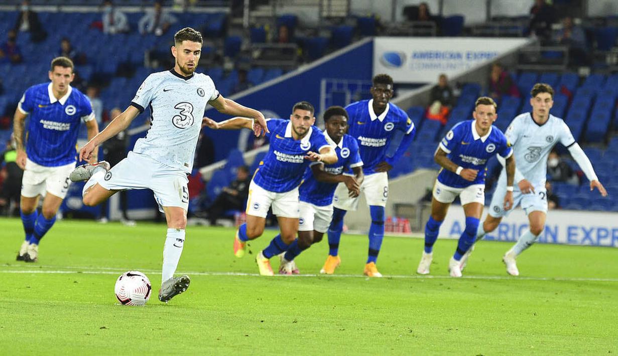 Pemain Chelsea, Jorginho, mencetak gol melalui tendangan penalti ke gawang Brighton and Hove Albion pada laga Premier League di Stadion Amex, Selasa (15/9/2020). The Blues menang dengan skor 3-1. (Glynn Kirk/Pool via AP)