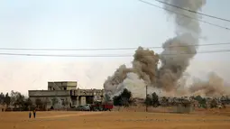Asap mengepul dari serangan bom selatan Mosul, selama operasi penyerangan kelompok militan ISIS di di Mosul, Irak, (20/10). (REUTERS/Thaier Al-Sudani)