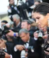 Kendall Jenner menjadi sorotan dunia ketika dirinya tampil cantik dan mencuri perhatian para awak media di karpet merah Festival Film Cannes. (AFP/Bintang.com)
