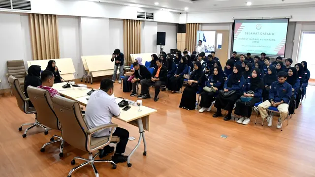Mahasiswa Institut Madani Nusantara (IMN) Sukabumi menyambangi Kantor KPI Pusat, Senin (28/4/2025).
