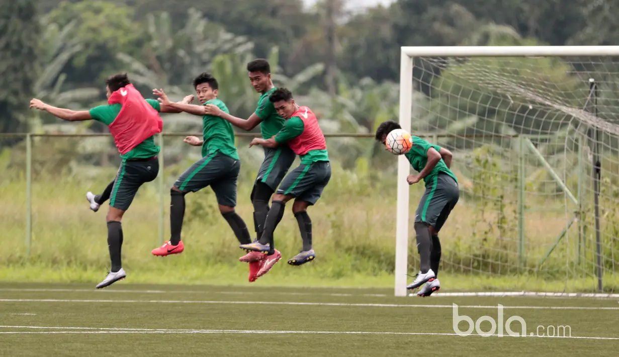 Duel para pemain Timnas Indonesia U19 saat mengikuti seleksi di NYTC-PSSI Sawangan, Depok, Jumat (3/3/2017). (Bola.com/Nicklas Hanoatubun)