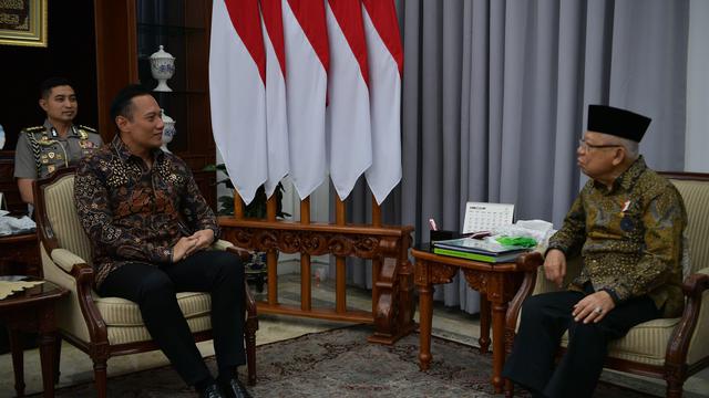 Menteri Agraria dan Tata Ruang/Kepala Badan Pertanahan Nasional (ATR/BPN) Agus Harimurti Yudhoyono (AHY) menemui Wakil Presiden (Wapres) Ma’ruf Amin di kediaman dinasnya, daerah Jakarta Pusat, Sabtu (24/2/2024). (Merdeka.com/Bachtiarudin Alam)