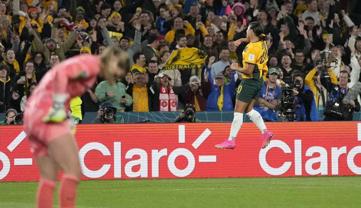 Pemain Timnas Australia, Sam Kerr melakukan selebrasi setelah mencetak gol penyeimbang 1-1 ke gawang Timnas Inggris pada laga semifinal Piala Dunia Wanita 2023 di Stadium Australia, Sydney, 16 Agustus 2023. (AP Photo/Rick Rycroft)