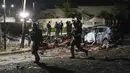 Tim penyelamat Israel mengatakan tiga orang terluka saat berlari mencari perlindungan, dan empat rumah di Israel selatan rusak akibat serangan roket. (AP Photo/Tsafrir Abayov)