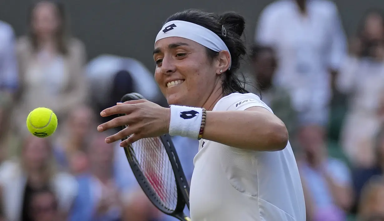 Ons Jabeur yang amat menyukai lapangan rumput ini kini menjadi petenis Arab dan Afrika pertama yang mampu lolos ke babak semifinal Grand Slam sepanjang sejarah. (AP/Alastair Grant)
