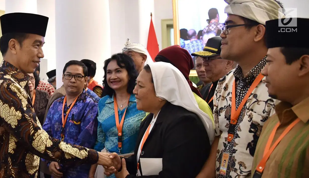 Presiden Jokowi menyalami pemuka agama saat silaturahmi di Bogor, Jawa Barat, Sabtu (10/2). Menurut Jokowi, komitmen para pemuka agama menjadikan Indonesia dikenal sebagai negara yang menjunjung toleransi oleh dunia. (Liputan6.com/Pool/Biro Setpres)