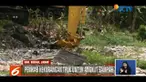 Sampah memadati aliran Kali Pisang Batu, Pemkab Bekasi mengaku kewalahan mengatasinya, lantaran kekurangan truk pengangkut sampah.