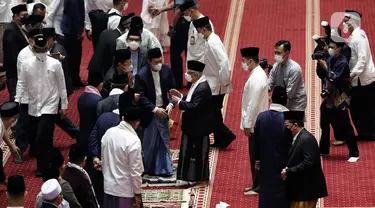 Wakil Presiden RI, Ma’ruf Amin (tengah) saat tiba di Masjid Istiqlal, Jakarta, Senin (2/5/2022). Bersama ribuan umat muslim, Wapres Ma’ruf Amin melaksanakan sholat Idul Fitri 1443 H dengan penuh khidmat. (Liputan6.com/Helmi Fithriansyah)