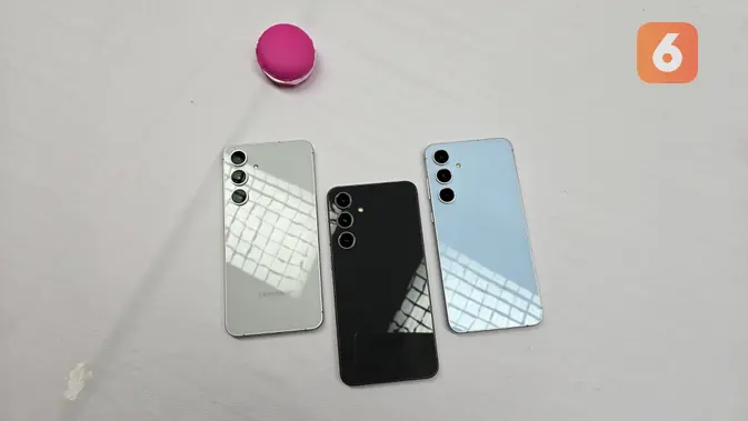 Samsung akhirnya mengumumkan Galaxy S24 FE, smartphone versi lebih terjangkau dari flagship Galaxy S24 Series. Perangkat ini hadir dengan harga Rp 9,9 jutaan, Galaxy AI, dan dalam tiga opsi warna gray (Liputan6.com/ Agustin Setyo Wardani).