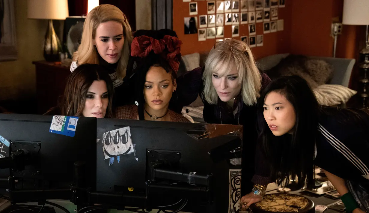 Penyanyi Rihanna beradu akting dengan aktris Sandra Bullock, Sarah Paulson, Cate Blanchett dan Awkwafina dalam adegan film Ocean's 8. Film ini merupakan turunan dari Ocean's Trilogy, yang akan dirilis pada 8 Juni 2018. (Barry Wetcher/Warner Bros via AP)