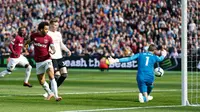 Gelandang West Ham United Felipe Anderson (dua dari kiri) merobek gawang Manchester United (MU) pada laga Liga Inggris di The London Stadium, Sabtu (29/9/2018). (AFP/Ian Kington)