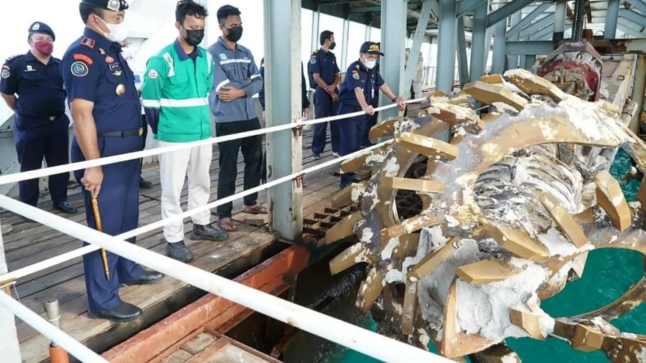 KKP menghentikan penambangan pasir timah oleh KIP Octopus di Perairan Bangka karena ada dugaan perusakan lingkungan yang terjadi akibat penambangan. (Dok KKP)