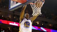 Pemain Golden State Warriors, Andre Iguodala mamasukan bola ke dalam ring saat pertadingan melawan Cleveland Cavaliers di gim kelima Final NBA 2017 di Oakland, California (12/6). (Ezra Shaw/Getty Images/AFP)