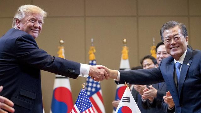 Presiden AS Donald Trump bersama dengan Presiden Korsel Moon Jae-in