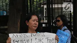 Kaum ibu yang tergabung dalam Emak-Emak Indonesia membentangkan poster saat aksi di depan Gedung Polda Metro Jaya, Jakarta, Minggu (29/9/2019). Mereka juga menuntut Presiden Jokowi untuk menghentikan intimidasi serta kriminalisasi pejuang demokrasi. (Liputan6.com/Herman Zakharia)