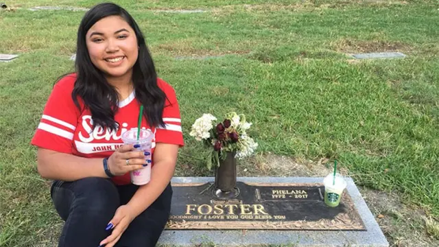 [Bintang] Selama 4 Tahun Gadis Ini Foto Bareng Ibunya, Foto Terakhir Bikin Banyak Orang Sedih