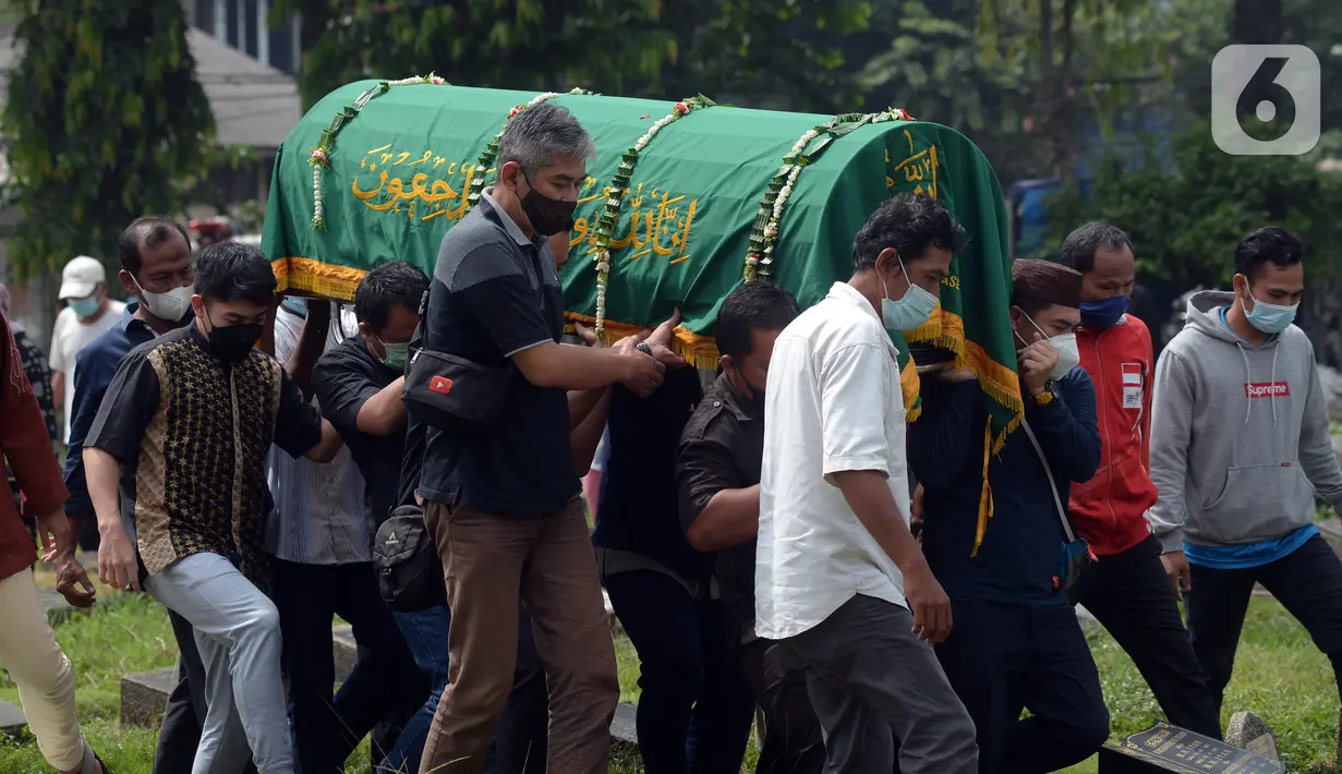 Sejumlah orang mengangkat keranda berisi jenazah mendiang mantan pebuku tangkis Indonesia Markis Kido saat pemakaman di TPU Kebon Nanas, Jakarta, Selasa (15/6/2021). Markis Kido meniggal dunia diduga akibat serangan jantung. (merdeka.com/Imam Buhori)