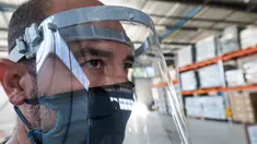 Pekerja memakai pelindung wajah yang terbuat dari kombinasi plastik dan tekstil di perusahaan Plaxtil, Chatellerault, Prancis, 25 Agustus 2020. Startup di Prancis, Plaxtil, mendaur ulang masker dan plastik untuk dijadikan pelindung wajah, pembuka pintu, dan pengencang masker. (GUILLAUME SOUVANT/AFP)