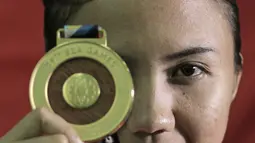 Karateka Putri Indonesia, Srunita Sari melakukan sesi foto di The Belezza, Permata Hijau, Jakarta, Senin (04/09/2017). Sari meraih satu medali emas pada SEA Games 2017 di Kuala Lumpur. (Bola.com/Nicklas Hanoatubun)