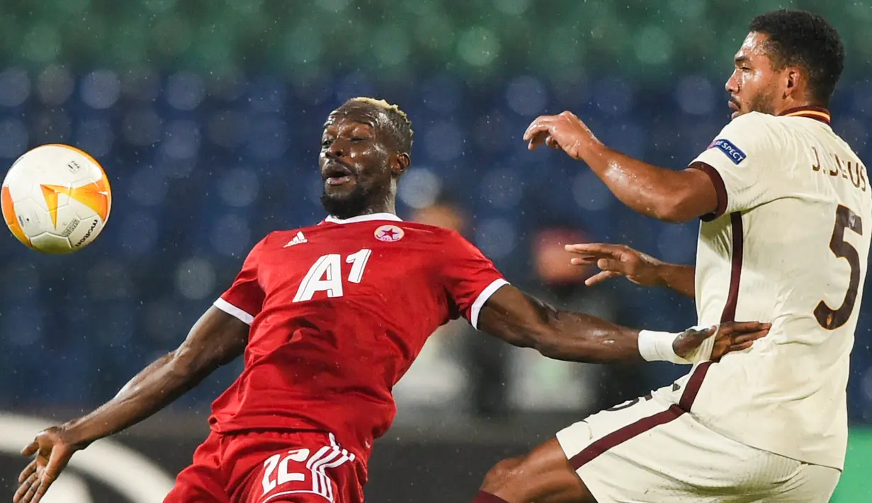 Bek AS Roma, Juan Jesus (kanan) berebut bola dengan pemain depan CSKA Sofia, Ali pada laga pemungkas Grup A Liga Europa 2020/2021 di Vasil Levski, Jumat (11/12/2020) dini hari WIB. Roma menelan kekalahan dengan skor 1-3 dari CSKA Sofia. (NIKOLAY DOYCHINOV/AFP )