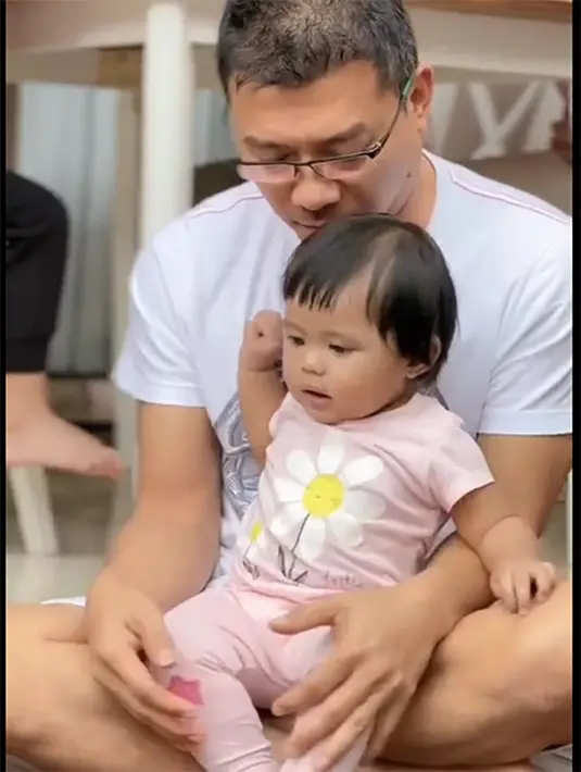 "cucuku ini emang gemesin bangetttttt ...iloveu @ameenaatta," tulis ananghijau. [Instagram/ananghijau]