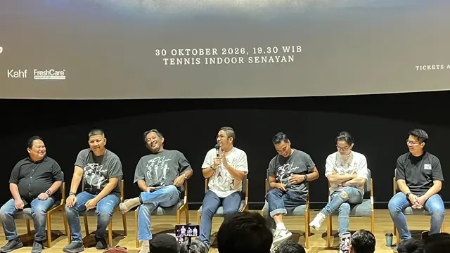 Pasha Ungu, memegang mic pada konferensi pers "Antam presents 30 Tahun Berkarya Ungu Waktu Yang Dinanti Final Chapter” yang diselenggarakan di kawasan Jakarta pada (6/10/2026). (Liputan6.com/Afradhiya N.R)