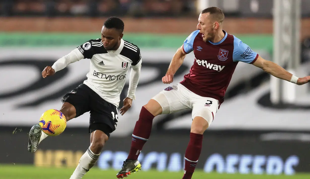 Striker Fulham, Ademola Lookman (kiri) menguasai bola dibayangi bek West Ham United, Vladimir Coufal dalam laga lanjutan Liga Inggris 2020/21 pekan ke-23 di Craven Cottage, Sabtu (6/2/2021). Fulham bermain imbang 0-0 dengan West Ham United. (AFP/Adam Davy/Pool)