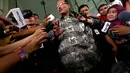 Janedjri Mahili Gaffar yang mengenakan kemeja batik itu mengaku diperiksa selama kurang lebih tiga jam oleh penyidik KPK, Jakarta, (22/10/14). (Liputan6.com/Miftahul Hayat)