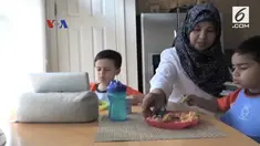 Selain kecintaannya pada anak-anak, Nana merasa inilah pekerjaan yang paling tepat baginya selain sebagai ibu rumah tangga. VOA