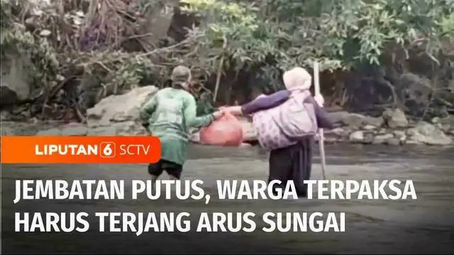 VIDEO: Jembatan Putus, Warga Lebak Terpaksa Terjang Arus Sungai Deras