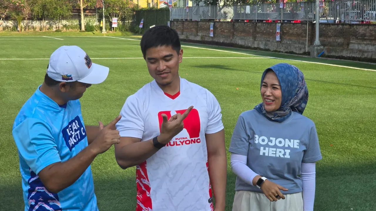 Ketua Umum Partai Solidaritas Indonesia (PSI), Kaesang Pangarep, menghadiri acara fun football bersama relawan dan klub sepak bola Persebi di Lestarindo Soccer Field, Boyolali.