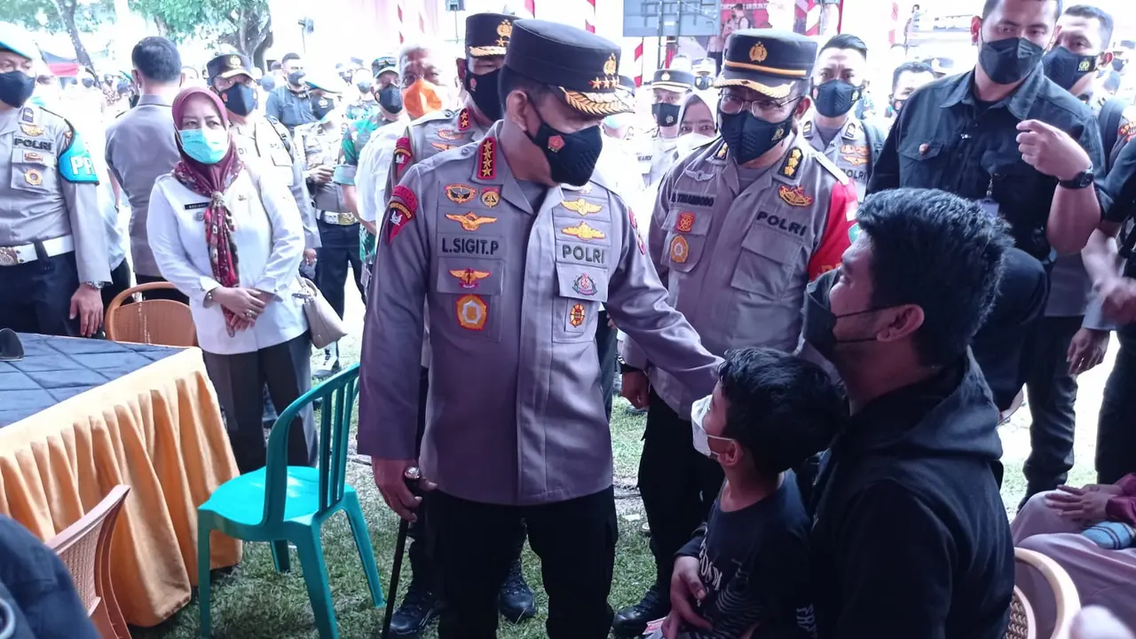 Kapolri meninjau vaksinasi Covid-19 di Sulawesi Tenggara, berpesan agar warga tidak termakan hoaks soal vaksin.(Liputan6.com/Ahmad Akbar Fua)