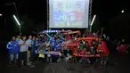 Dua kubu supporter Chelsea (CISC Bekasi) dan Liverpool (Big Reds Bekasi) berfoto bersama usai menggelar nonton bola seru di Alibaba Futsal, Bekasi, Minggu (10/5/2015). Laga antara Chelsea dan Liverpool berakhir imbang. (Liputan6.com/Helmi Fithriansyah)