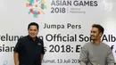 Ketua Umum Inasgoc, Erick Thohir (kiri) bersama rapper JFlow (kanan) saat peluncuran album Asian Games 2018 di Stadion Akuatik, Jakarta, Jumat (13/7). Terdapat 13 judul lagu yang terkumpul dalam album Asian Games 2018. (Liputan6.com/Herman Zakharia)