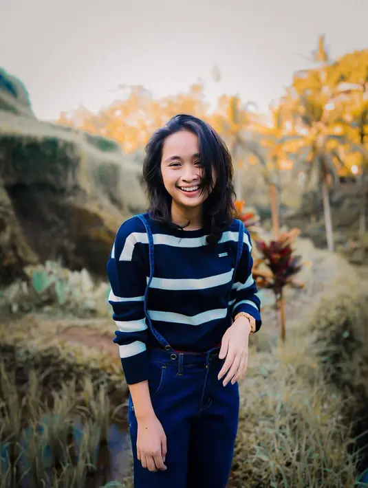 Tak hanya berbakat di dunia seni peran, wanita 23 tahun ini juga selalu memanjakan diri dengan berlibur. Melalui akun Instagramnya, Gritte Agatha kerap membagikan momen saat jalan-jalan di dalam negeri maupun luar negeri. Penampilannya pun terlihat simpel dan modis. (Liputan6.com/IG/@gritteagathaa)