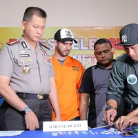 Pihak kepolisian menjelaskan barang bukti yang berhasil di amankan petugas saat penggrebekan. Sebelum ditangkap, Fachri telah dipantau sejak tiga bulan lalu berdasarkan dari laporan masyarakat.  (Deki Prayoga/Bintang.com)
