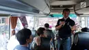 Dirut PT PGN Jobi Triananda Hasjim memberikan arahan kepada pemudik di dalam bus di Lapangan Marinir  Cilandak KKO Jakarta, Kamis (22/6). Kegiatan ini sebagai komitmen PGN untuk memberikan solusi kebutuhan transportasi saat mudik. (Liputan6.com/Pool)